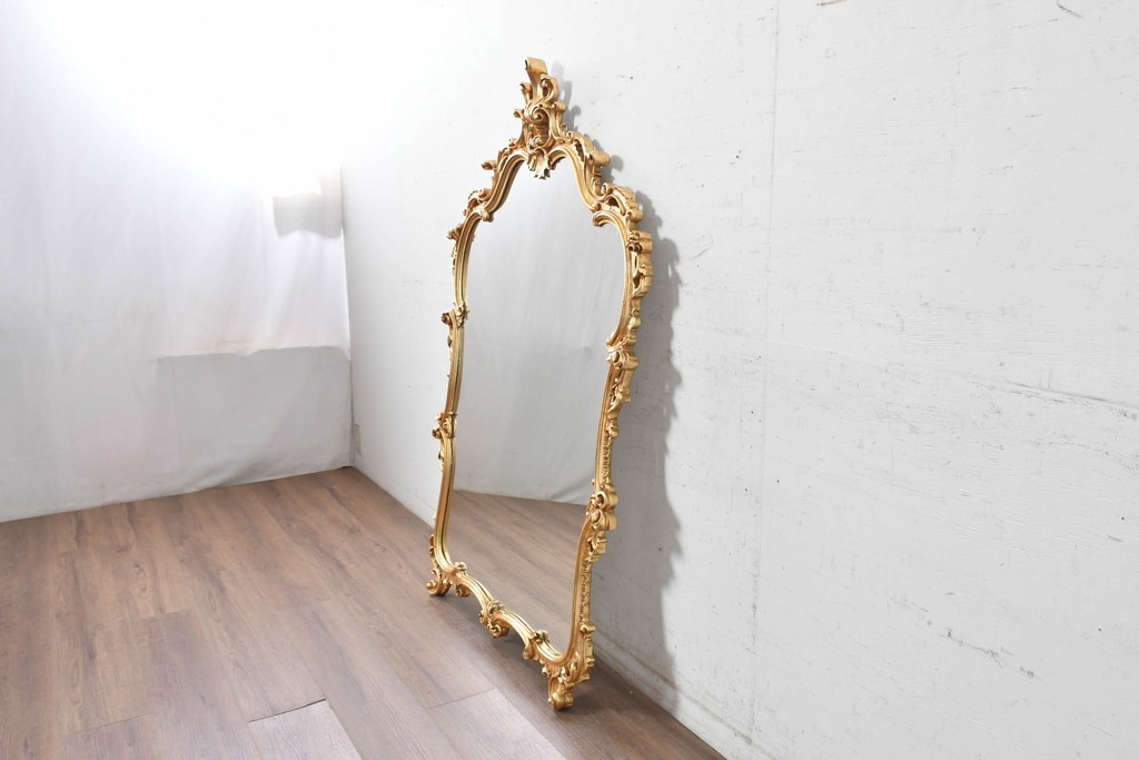 中古　イタリア高級家具　SILIK(シリック)　ロココ調の細やかで豪華な彫刻が見事!　存在感抜群のウォールミラー　(R-090905)