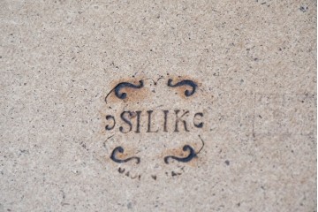 中古　美品　SILIK(シリック)　優美な装飾が華やかなロココ調キュリオケース　定価約220万円　(R-090909)