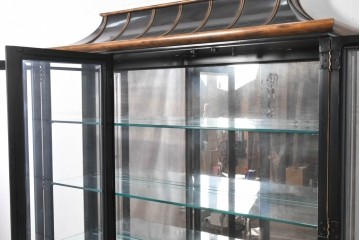 中古　美品　希少モデル　DREXEL HERITAGE(ドレクセルヘリテイジ)　奥行約36cmの薄型!　ガラス扉とミラーバックが奥行きを生むシノワズリデザインのキャビネット　(R-090910)