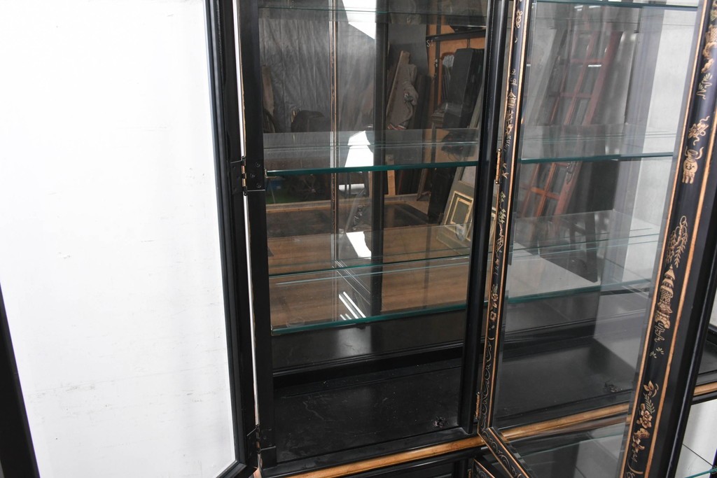 中古　美品　希少モデル　DREXEL HERITAGE(ドレクセルヘリテイジ)　奥行約36cmの薄型!　ガラス扉とミラーバックが奥行きを生むシノワズリデザインのキャビネット　(R-090910)