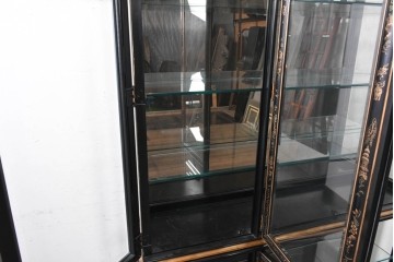 中古　美品　希少モデル　DREXEL HERITAGE(ドレクセルヘリテイジ)　奥行約36cmの薄型!　ガラス扉とミラーバックが奥行きを生むシノワズリデザインのキャビネット　(R-090910)