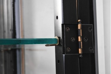 中古　美品　希少モデル　DREXEL HERITAGE(ドレクセルヘリテイジ)　奥行約36cmの薄型!　ガラス扉とミラーバックが奥行きを生むシノワズリデザインのキャビネット　(R-090910)