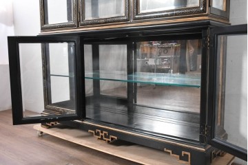 中古　美品　希少モデル　DREXEL HERITAGE(ドレクセルヘリテイジ)　奥行約36cmの薄型!　ガラス扉とミラーバックが奥行きを生むシノワズリデザインのキャビネット　(R-090910)