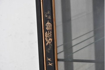中古　美品　希少モデル　DREXEL HERITAGE(ドレクセルヘリテイジ)　奥行約36cmの薄型!　ガラス扉とミラーバックが奥行きを生むシノワズリデザインのキャビネット　(R-090910)
