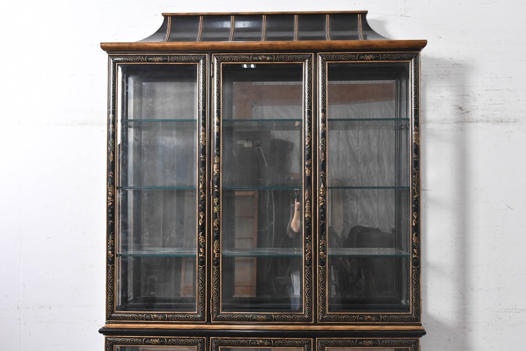 中古　美品　希少モデル　DREXEL HERITAGE(ドレクセルヘリテイジ)　奥行約36cmの薄型!　ガラス扉とミラーバックが奥行きを生むシノワズリデザインのキャビネット　(R-090910)