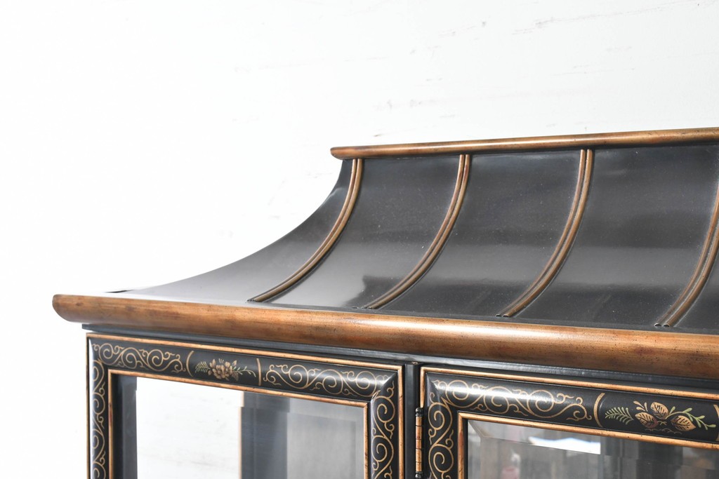 中古　美品　希少モデル　DREXEL HERITAGE(ドレクセルヘリテイジ)　奥行約36cmの薄型!　ガラス扉とミラーバックが奥行きを生むシノワズリデザインのキャビネット　(R-090910)
