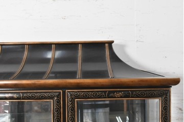 中古　美品　希少モデル　DREXEL HERITAGE(ドレクセルヘリテイジ)　奥行約36cmの薄型!　ガラス扉とミラーバックが奥行きを生むシノワズリデザインのキャビネット　(R-090910)