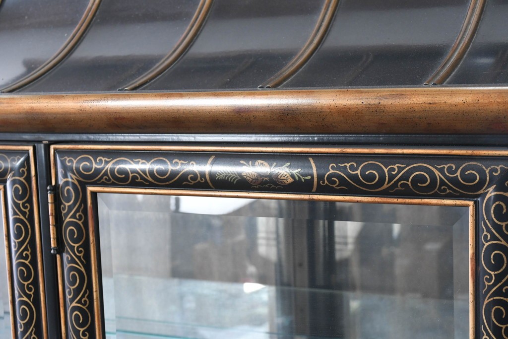 中古　美品　希少モデル　DREXEL HERITAGE(ドレクセルヘリテイジ)　奥行約36cmの薄型!　ガラス扉とミラーバックが奥行きを生むシノワズリデザインのキャビネット　(R-090910)