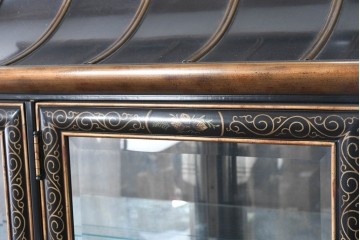 中古　美品　希少モデル　DREXEL HERITAGE(ドレクセルヘリテイジ)　奥行約36cmの薄型!　ガラス扉とミラーバックが奥行きを生むシノワズリデザインのキャビネット　(R-090910)