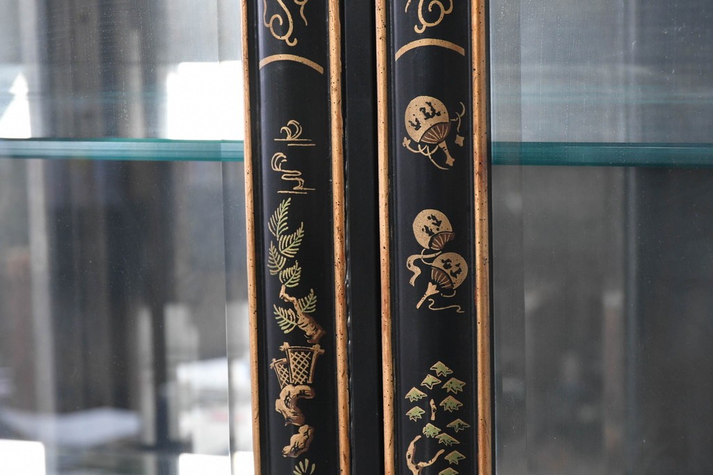 中古　美品　希少モデル　DREXEL HERITAGE(ドレクセルヘリテイジ)　奥行約36cmの薄型!　ガラス扉とミラーバックが奥行きを生むシノワズリデザインのキャビネット　(R-090910)