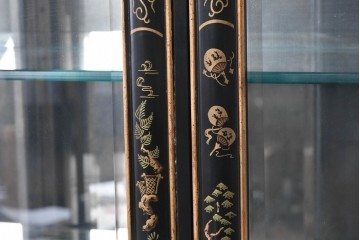 中古　美品　希少モデル　DREXEL HERITAGE(ドレクセルヘリテイジ)　奥行約36cmの薄型!　ガラス扉とミラーバックが奥行きを生むシノワズリデザインのキャビネット　(R-090910)