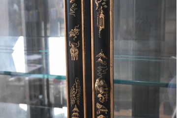 中古　美品　希少モデル　DREXEL HERITAGE(ドレクセルヘリテイジ)　奥行約36cmの薄型!　ガラス扉とミラーバックが奥行きを生むシノワズリデザインのキャビネット　(R-090910)