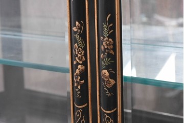 中古　美品　希少モデル　DREXEL HERITAGE(ドレクセルヘリテイジ)　奥行約36cmの薄型!　ガラス扉とミラーバックが奥行きを生むシノワズリデザインのキャビネット　(R-090910)