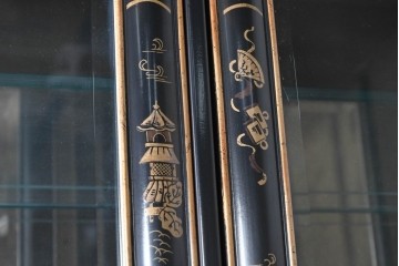 中古　美品　希少モデル　DREXEL HERITAGE(ドレクセルヘリテイジ)　奥行約36cmの薄型!　ガラス扉とミラーバックが奥行きを生むシノワズリデザインのキャビネット　(R-090910)