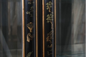 中古　美品　希少モデル　DREXEL HERITAGE(ドレクセルヘリテイジ)　奥行約36cmの薄型!　ガラス扉とミラーバックが奥行きを生むシノワズリデザインのキャビネット　(R-090910)