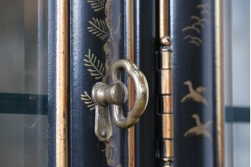 中古　美品　希少モデル　DREXEL HERITAGE(ドレクセルヘリテイジ)　奥行約36cmの薄型!　ガラス扉とミラーバックが奥行きを生むシノワズリデザインのキャビネット　(R-090910)