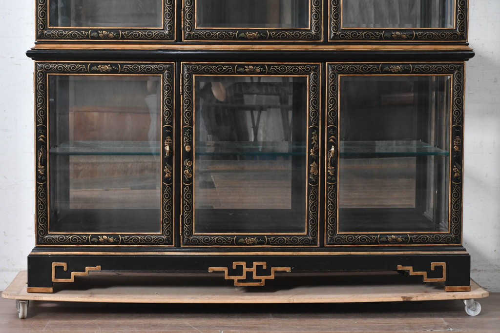 中古　美品　希少モデル　DREXEL HERITAGE(ドレクセルヘリテイジ)　奥行約36cmの薄型!　ガラス扉とミラーバックが奥行きを生むシノワズリデザインのキャビネット　(R-090910)