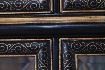 中古　美品　希少モデル　DREXEL HERITAGE(ドレクセルヘリテイジ)　奥行約36cmの薄型!　ガラス扉とミラーバックが奥行きを生むシノワズリデザインのキャビネット　(R-090910)