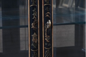 中古　美品　希少モデル　DREXEL HERITAGE(ドレクセルヘリテイジ)　奥行約36cmの薄型!　ガラス扉とミラーバックが奥行きを生むシノワズリデザインのキャビネット　(R-090910)