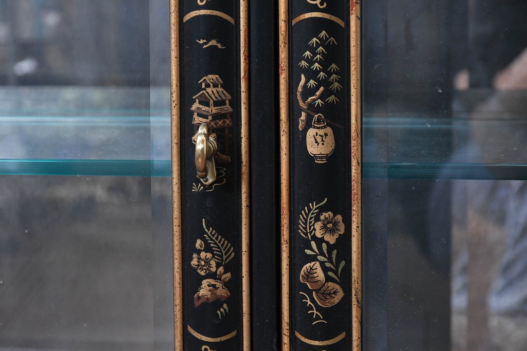 中古　美品　希少モデル　DREXEL HERITAGE(ドレクセルヘリテイジ)　奥行約36cmの薄型!　ガラス扉とミラーバックが奥行きを生むシノワズリデザインのキャビネット　(R-090910)
