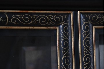 中古　美品　希少モデル　DREXEL HERITAGE(ドレクセルヘリテイジ)　奥行約36cmの薄型!　ガラス扉とミラーバックが奥行きを生むシノワズリデザインのキャビネット　(R-090910)