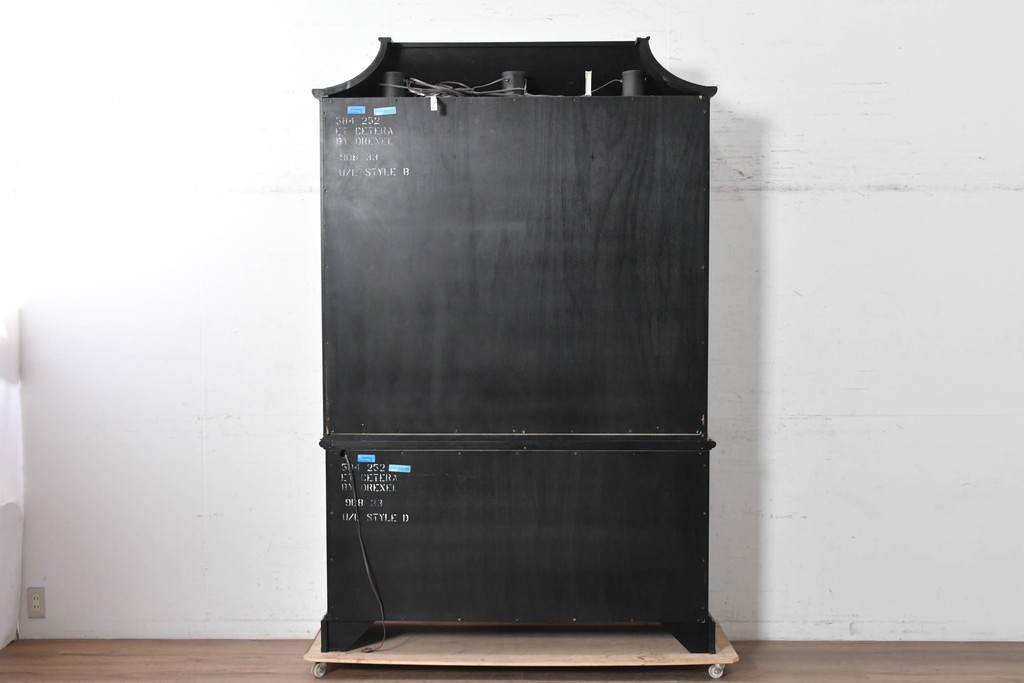 中古　美品　希少モデル　DREXEL HERITAGE(ドレクセルヘリテイジ)　奥行約36cmの薄型!　ガラス扉とミラーバックが奥行きを生むシノワズリデザインのキャビネット　(R-090910)