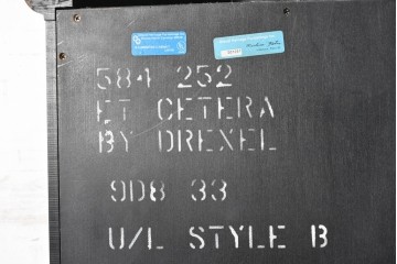 中古　美品　希少モデル　DREXEL HERITAGE(ドレクセルヘリテイジ)　奥行約36cmの薄型!　ガラス扉とミラーバックが奥行きを生むシノワズリデザインのキャビネット　(R-090910)