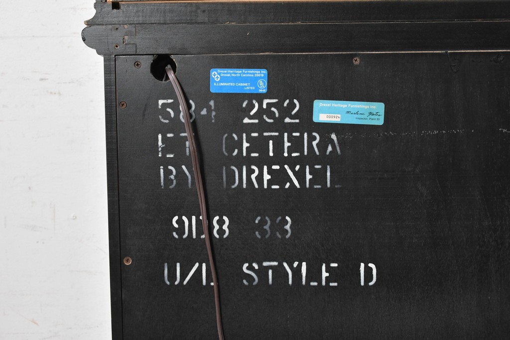 中古　美品　希少モデル　DREXEL HERITAGE(ドレクセルヘリテイジ)　奥行約36cmの薄型!　ガラス扉とミラーバックが奥行きを生むシノワズリデザインのキャビネット　(R-090910)