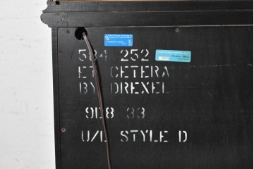 中古　美品　希少モデル　DREXEL HERITAGE(ドレクセルヘリテイジ)　奥行約36cmの薄型!　ガラス扉とミラーバックが奥行きを生むシノワズリデザインのキャビネット　(R-090910)