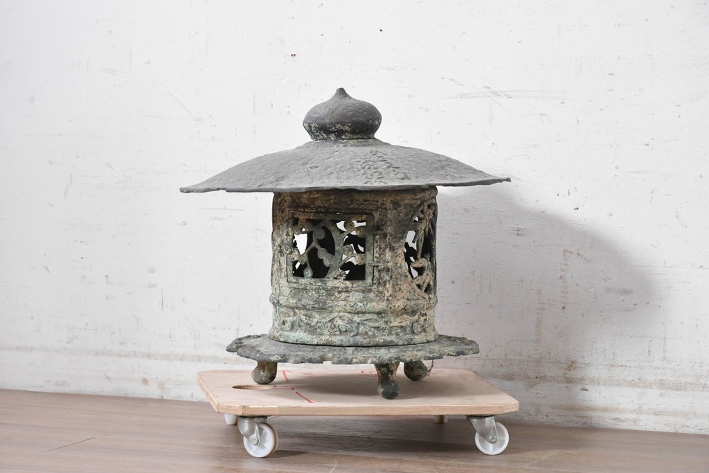 【簡易リペア限定品】　和製アンティーク　安土桃山時代　辻与次郎作　花枝の透かし意匠が施された青銅製の燈籠　(R-090911)