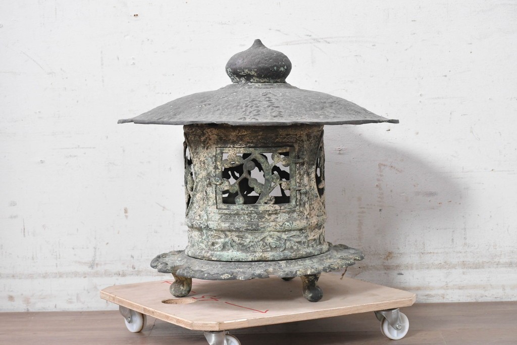 【簡易リペア限定品】　和製アンティーク　安土桃山時代　辻与次郎作　花枝の透かし意匠が施された青銅製の燈籠　(R-090911)