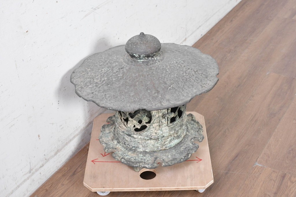 【簡易リペア限定品】　和製アンティーク　安土桃山時代　辻与次郎作　花枝の透かし意匠が施された青銅製の燈籠　(R-090911)