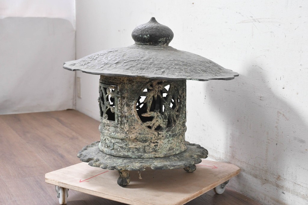 【簡易リペア限定品】　和製アンティーク　安土桃山時代　辻与次郎作　花枝の透かし意匠が施された青銅製の燈籠　(R-090911)