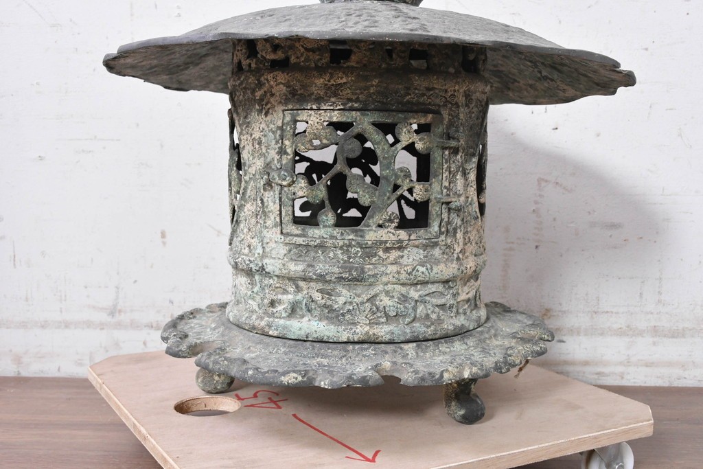【簡易リペア限定品】　和製アンティーク　安土桃山時代　辻与次郎作　花枝の透かし意匠が施された青銅製の燈籠　(R-090911)