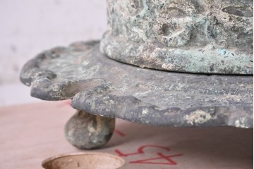 【簡易リペア限定品】　和製アンティーク　安土桃山時代　辻与次郎作　花枝の透かし意匠が施された青銅製の燈籠　(R-090911)