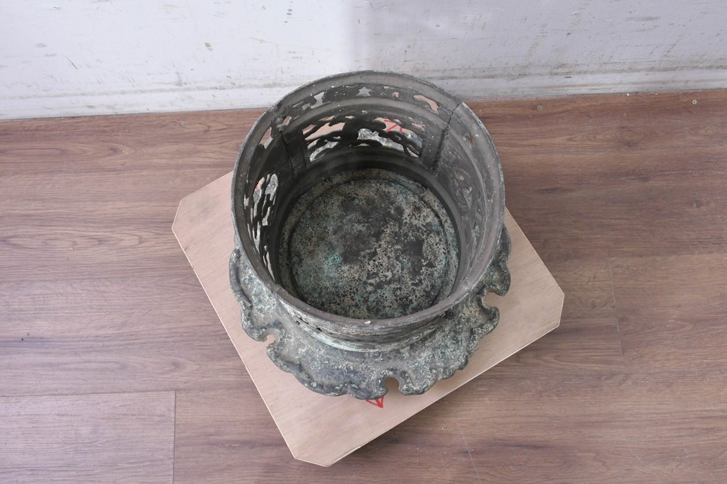 【簡易リペア限定品】　和製アンティーク　安土桃山時代　辻与次郎作　花枝の透かし意匠が施された青銅製の燈籠　(R-090911)