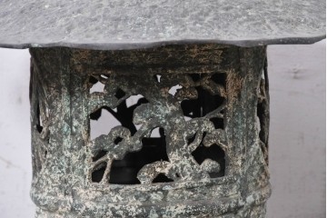 【簡易リペア限定品】　和製アンティーク　安土桃山時代　辻与次郎作　花枝の透かし意匠が施された青銅製の燈籠　(R-090911)