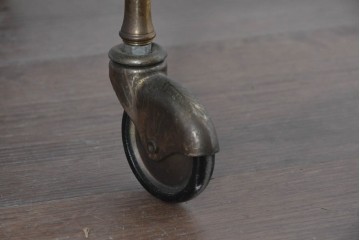 中古　イタリア高級家具　アルド・トゥーラ(ALDO TURA)　仔山羊革張り　シックで艶のある色合いが目を惹くキッチンワゴン　(R-090912)