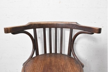 ヨーロッパアンティーク　1920年頃　曲線的なフォルムが魅力のベントウッドアームチェア　(R-090913)
