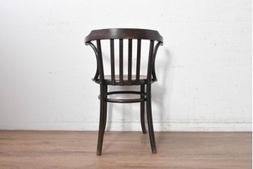 ヨーロッパアンティーク　1920年頃　曲線的なフォルムが魅力のベントウッドアームチェア　(R-090914)
