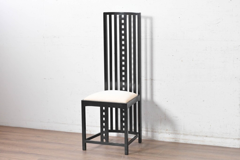 スペインヴィンテージ　希少!　正規復刻品　Charles Rennie Mackintosh(チャールズ・レニー・マッキントッシュ)デザイン　1904.17　シリアルNo.204　B.D&EIX製造　直線的な意匠が目を惹くハイチェア　(R-090917)