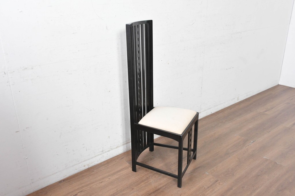 スペインヴィンテージ　希少!　正規復刻品　Charles Rennie Mackintosh(チャールズ・レニー・マッキントッシュ)デザイン　1904.17　シリアルNo.204　B.D&EIX製造　直線的な意匠が目を惹くハイチェア　(R-090917)