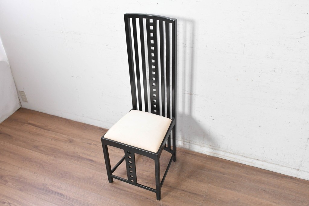 スペインヴィンテージ　希少!　正規復刻品　Charles Rennie Mackintosh(チャールズ・レニー・マッキントッシュ)デザイン　1904.17　シリアルNo.204　B.D&EIX製造　直線的な意匠が目を惹くハイチェア　(R-090917)