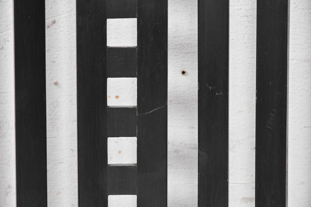 スペインヴィンテージ　希少!　正規復刻品　Charles Rennie Mackintosh(チャールズ・レニー・マッキントッシュ)デザイン　1904.17　シリアルNo.204　B.D&EIX製造　直線的な意匠が目を惹くハイチェア　(R-090917)