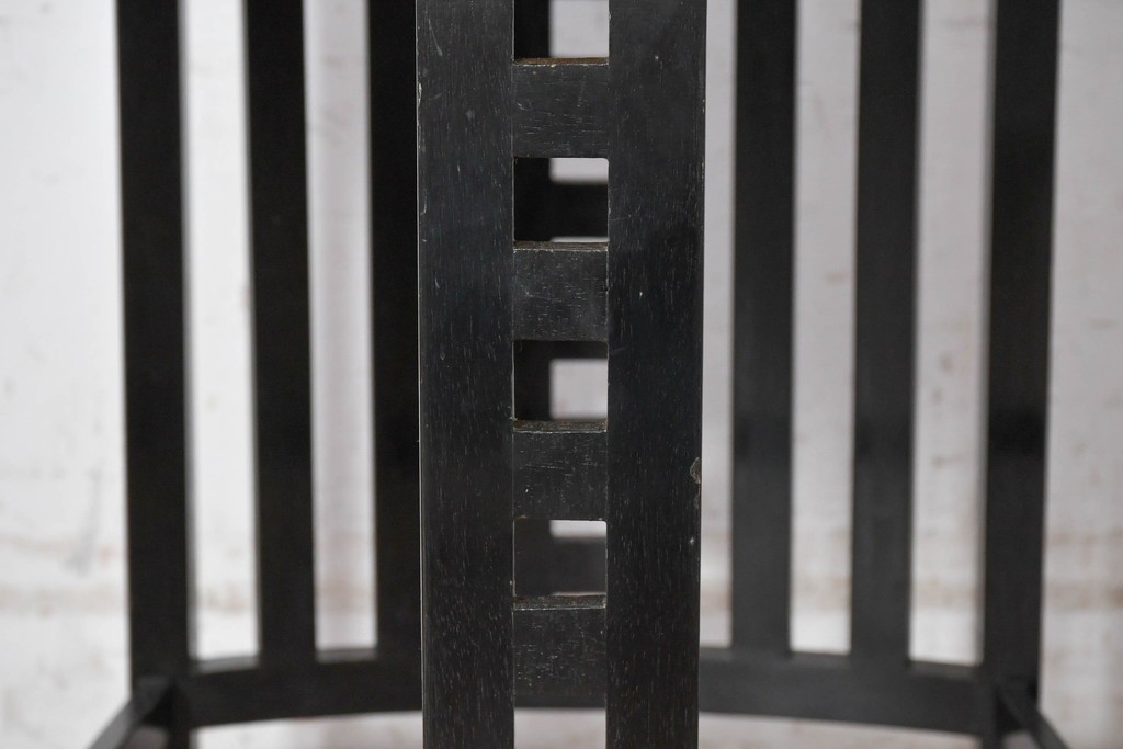 スペインヴィンテージ　希少!　正規復刻品　Charles Rennie Mackintosh(チャールズ・レニー・マッキントッシュ)デザイン　1904.17　シリアルNo.204　B.D&EIX製造　直線的な意匠が目を惹くハイチェア　(R-090917)