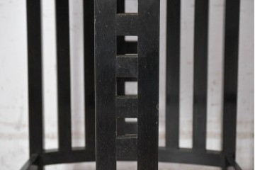 スペインヴィンテージ　希少!　正規復刻品　Charles Rennie Mackintosh(チャールズ・レニー・マッキントッシュ)デザイン　1904.17　シリアルNo.204　B.D&EIX製造　直線的な意匠が目を惹くハイチェア　(R-090917)