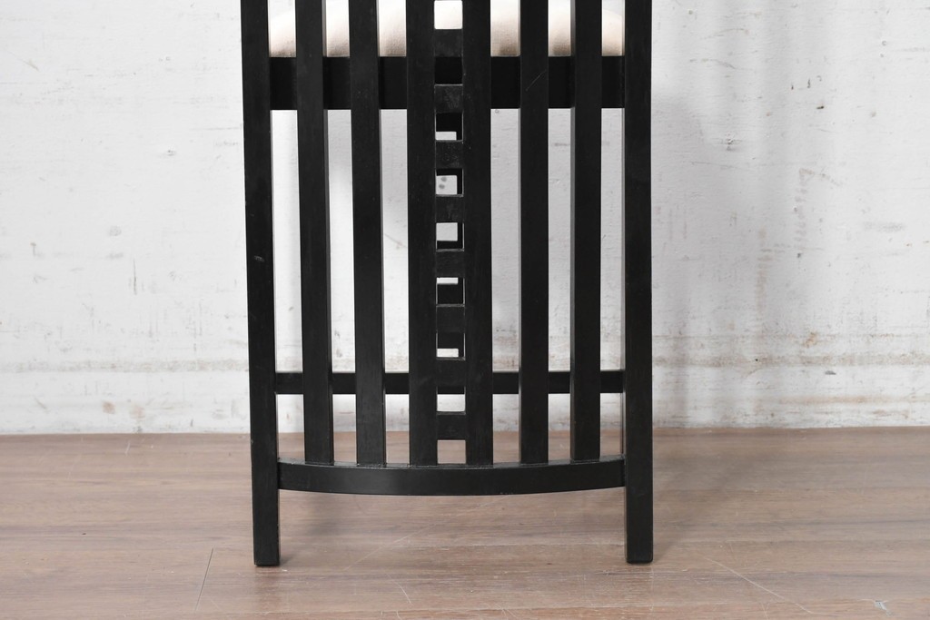 スペインヴィンテージ　希少!　正規復刻品　Charles Rennie Mackintosh(チャールズ・レニー・マッキントッシュ)デザイン　1904.17　シリアルNo.204　B.D&EIX製造　直線的な意匠が目を惹くハイチェア　(R-090917)