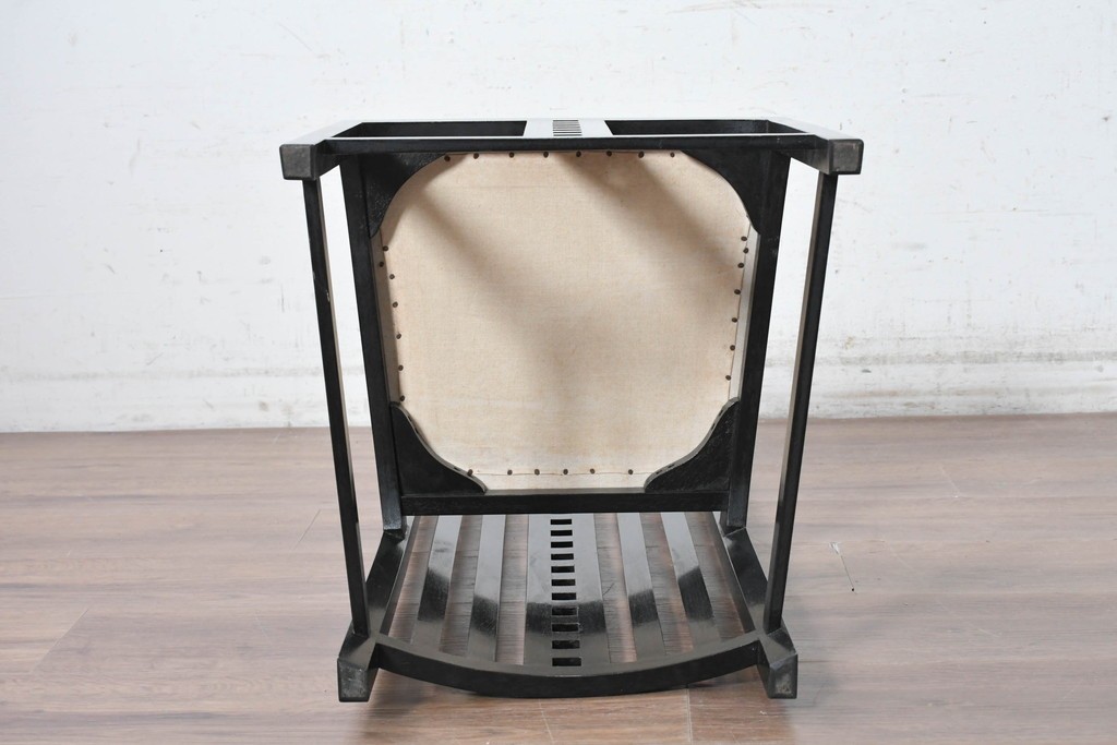 スペインヴィンテージ　希少!　正規復刻品　Charles Rennie Mackintosh(チャールズ・レニー・マッキントッシュ)デザイン　1904.17　シリアルNo.204　B.D&EIX製造　直線的な意匠が目を惹くハイチェア　(R-090917)
