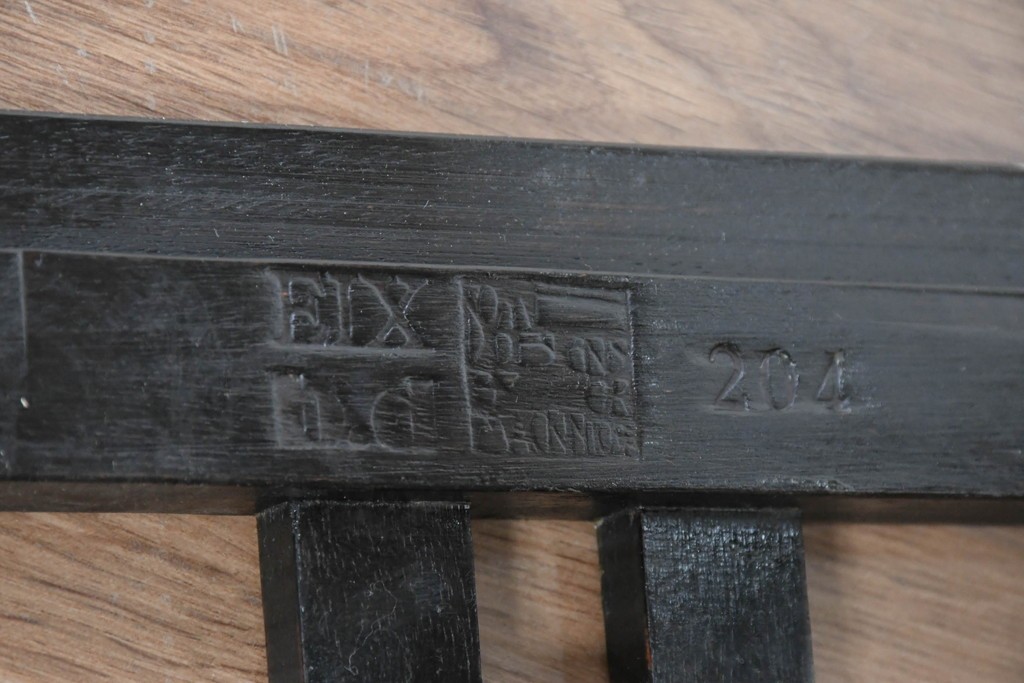 スペインヴィンテージ　希少!　正規復刻品　Charles Rennie Mackintosh(チャールズ・レニー・マッキントッシュ)デザイン　1904.17　シリアルNo.204　B.D&EIX製造　直線的な意匠が目を惹くハイチェア　(R-090917)