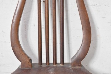 【簡易リペア限定品】　イギリスアンティーク　竪琴を思わせる優美な背もたれが目を惹くライアバックチェア　(R-090918)